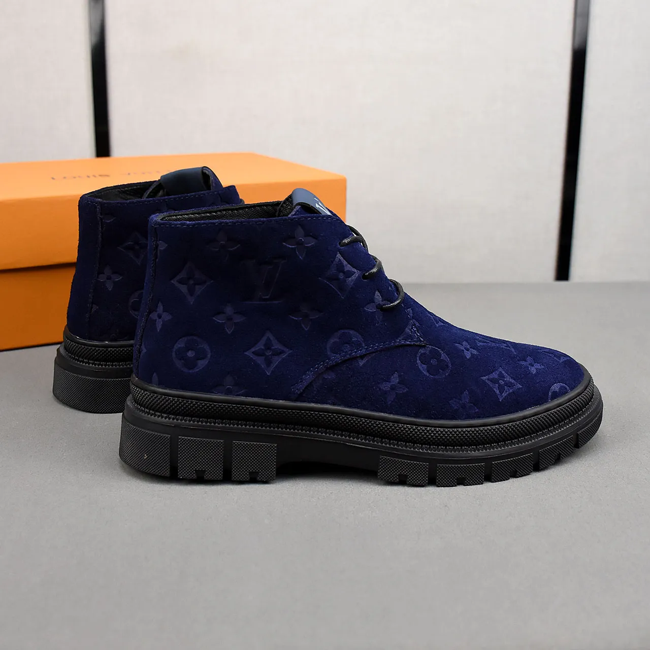 PP leather 230 gross 250👟👟👟LOUIS VUITTON LV donkey brand new thick-soled lace-up big-toe shoes men's casual shoes high-top short boots. These boots are made of waterproof nubuck to create a lightweight and comfortable shoe body. The trendy attitude of being both strong and soft makes it an everyday choice. ✔Upper: imported nubuck leather ✔Lining: sheepskin or wool ✔Outsole: molded outsole Size: 38-44